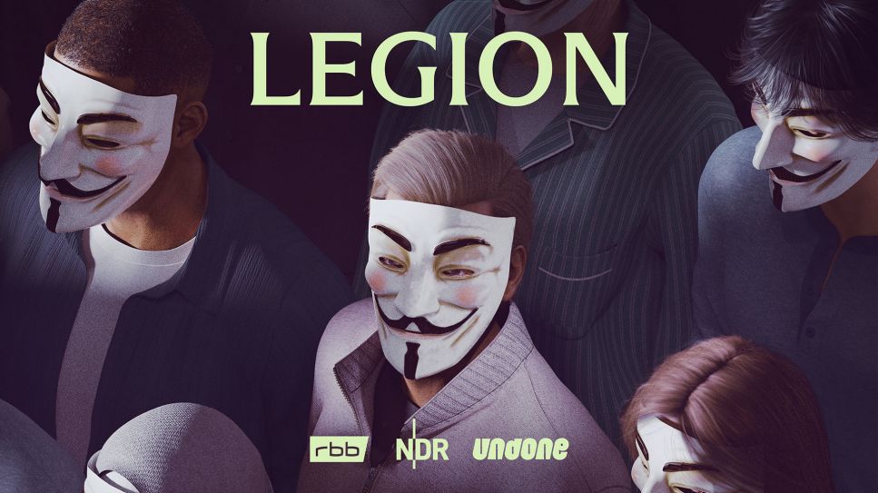 Illustration mehrerer Personen mit der Guy Fawkes/Anonymous Maske. Eine schaut direkt aus dem Bild heraus. Darüber der Text LEGION und die Logos von rbb, NDR und Undone.