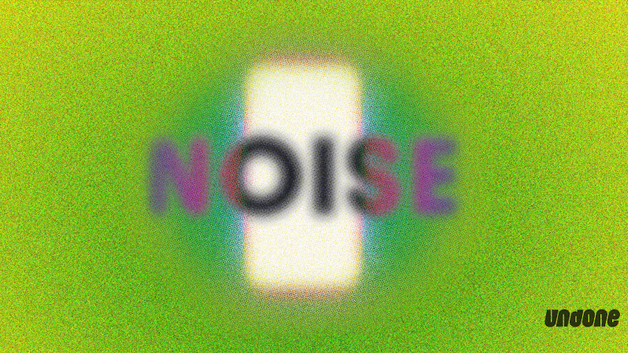 Cover vom Podcast Noise. Der Schriftzug Noise vor einem verrauschten Hintergrund in dem man einen Smartphonebildschirm erkennt.