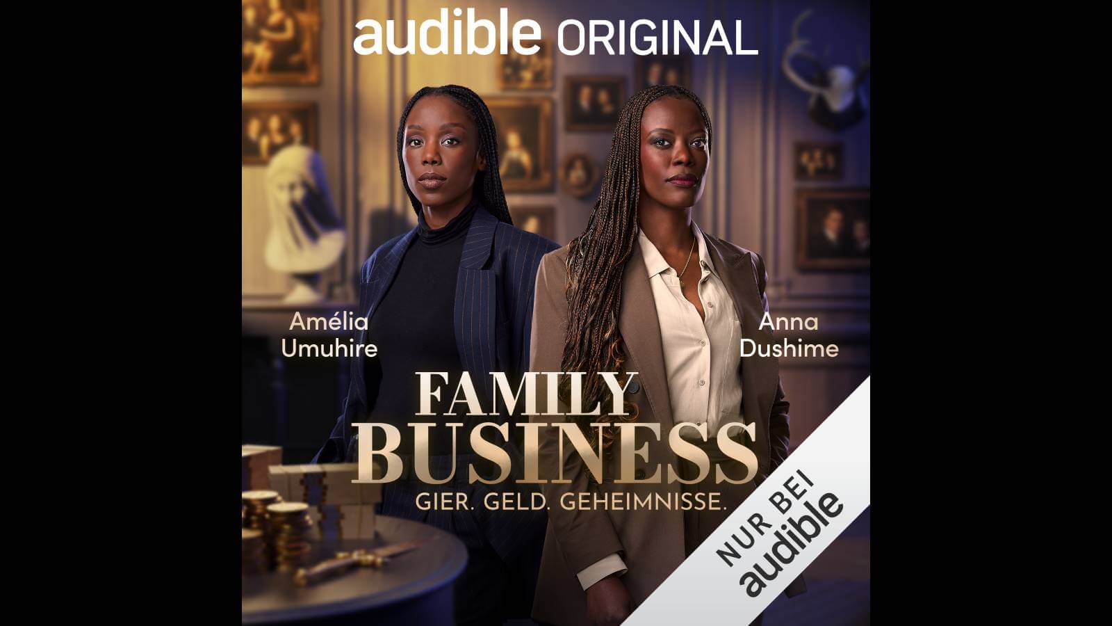 Zwei Schwarze Frauen in Anzügen stehen nebeneinander und schauen mit Power-Pose in die Kamera. Über ihnen steht der Titel des Podcasts Family Business. Der Untertitel lautet Geld. Gier. Geheimnisse