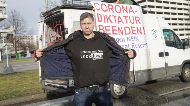 Björn Banane vor einem Banner mit der Aufschrift Corona-Diktatur beenden