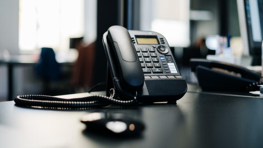 Ein Telefon auf deinem Bürotisch